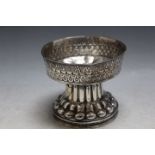 A HALLMARKED SILVER 'CORONATION CUP' BY NATHAN AND HAYES - CHESTER 1903, approx weight 345g, H 10