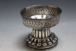 A HALLMARKED SILVER 'CORONATION CUP' BY NATHAN AND HAYES - CHESTER 1903, approx weight 345g, H 10