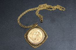 A GEORGE V FULL SOVEREIGN DATED 1913 MOUNTED IN HALLMARKED 9 CARAT GOLD PIERCED BARK EFFECT