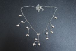 A HALLMARKED 14 CARAT WHITE GOLD NECKLACE ADORNED WITH FRESHWATER CULTURED PEARLS AND 'LEAF'