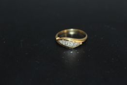 AN 18CT & PLAT DIAMOND RING, in a split band setting with an approx 10 points of diamonds, approx
