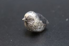 SAMPSON MORDAN & CO - A MINIATURE HALLMARKED SILVER NOVELTY PIN CUSHION IN THE FORM OF A CHICK -
