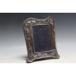 A MODERN ART NOUVEAU STYLE HALLMARKED SILVER EASEL BACKED PHOTO FRAME BY CARR'S OF SHEFFIELD LIMITED