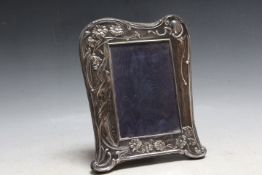 A MODERN ART NOUVEAU STYLE HALLMARKED SILVER EASEL BACKED PHOTO FRAME BY CARR'S OF SHEFFIELD LIMITED