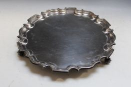 A LARGE AND HEAVY HALLMARKED SILVER SALVER BY GOLDSMITHS & SILVERSMITHS CO LTD - LONDON 1909, with