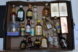 A SMALL COLLECTION OF MINIATURES TO INCLUDE DIMPLE WHISKY