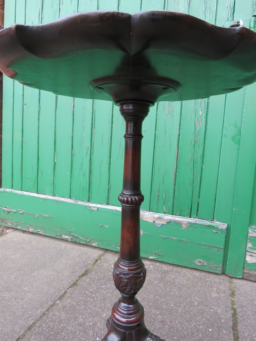 AN ANTIQUE MAHOGANY TRIPOD WINE TABLE, with carved detail to base - Image 5 of 6