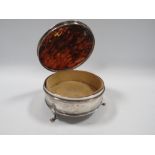 A HALLMARKED SILVER AND TORTOISESHELL CIRCULAR JEWELLERY BOX BY HORTON & ALLDAY - BIRMINGHAM 1919,