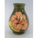 A SMALL MOORCROFT POTTERY HIBISCUS PATTERN BUD VASE, evidence of paper label to base, H 9.5 cm