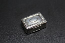 A HALLMARKED SILVER VINAIGRETTE BY S&S - BIRMINGHAM 1794, with floral pierced grille and complete