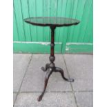 AN ANTIQUE MAHOGANY TRIPOD WINE TABLE, with carved detail to base