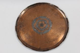 AN ARTS AND CRAFTS STYLE CIRCULAR COPPER AND WHITE METAL TRAY, having central inlaid floral