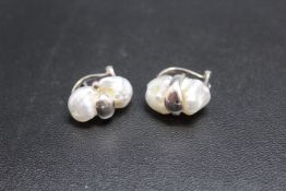 A PAIR OF 750 WHITE GOLD FREEFORM PEARL SET CLIP ON EARRINGS, approx combined weight 9.1g, H 16 mm