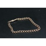 A HALLMARKED 9 CARAT ROSE GOLD BRACELET, having one replacement yellow gold link by catch, the