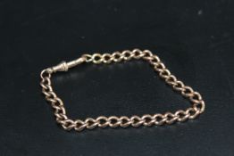 A HALLMARKED 9 CARAT ROSE GOLD BRACELET, having one replacement yellow gold link by catch, the