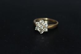 AN 18 CARAT GOLD 1 CARAT DIAMOND CLUSTER RING, set with 7 brilliant cut diamonds, ring size P