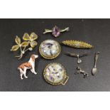 A COLLECTION OF ANTIQUE JEWELLERY ITEMS