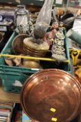 A TRAY OF ASSORTED METAL WARE TO INCLUDE A VINTAGE DUTCH BOY COMPANION SET STAND, HORSE BRASSES ETC