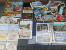 A COLLECTION OF ASSORTED VINTAGE AND MODERN POSTCARDS
