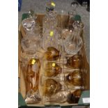 A TRAY OF ASSORTED GLASSWARE TO INCLUDE WINE GLASSES AND DECANTER