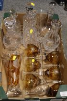 A TRAY OF ASSORTED GLASSWARE TO INCLUDE WINE GLASSES AND DECANTER