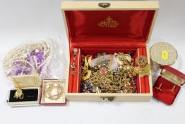 A JEWELLERY BOX AND CONTENTS TO INCLUDE ASSORTED COSTUME JEWELLERY ETC
