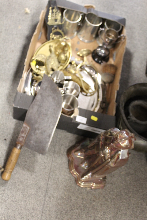 A TRAY OF ASSORTED METALWARE TO INCLUDE A VINTAGE HATCHET ETC - Image 2 of 4