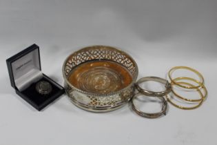 A QUANTITY OF SILVER AND OTHER JEWELLERY TO INCLUDE BANGLES, BROOCH ETC