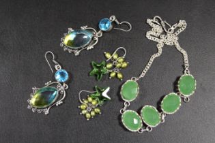 A COLLECTION OF VINTAGE SILVER JEWELLERY TO INC NECKLACE, EARRINGS ETC