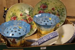 A QUANTITY OF VINTAGE CERAMICS TO INCLUDE NORTH AFRICAN THEMED VASES