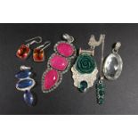 A COLLECTION OF VINTAGE SILVER JEWELLERY TO INC JADE PENDANT, EARRINGS ETC