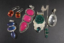A COLLECTION OF VINTAGE SILVER JEWELLERY TO INC JADE PENDANT, EARRINGS ETC