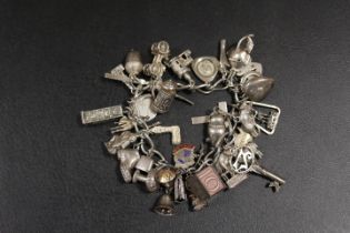 A HEAVY VINTAGE SILVER CHARM BRACELET - APPROX 91 G