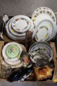A TRAY OF RETRO STYLE DINNER PLATES TOGETHER WITH A SMALL TRAY OF ASSORTED CERAMICS