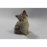 A SMALL ROYAL DOULTON FIGURE OF A CAT