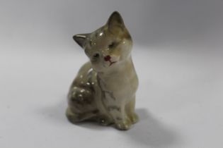 A SMALL ROYAL DOULTON FIGURE OF A CAT