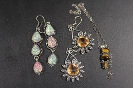 A COLLECTION OF VINTAGE SILVER JEWELLERY TO INC TIGERS EYE PENDANT, 2 x PAIRS EARRINGS ETC