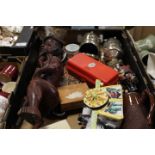 A TRAY OF COLLECTABLES INCLUDING SINGER BUTTONS, CARVED WOOD ETC