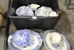 A SELECTION OF BLUE AND WHITE CERAMICS TO INCLUDE A SPODE BOWL