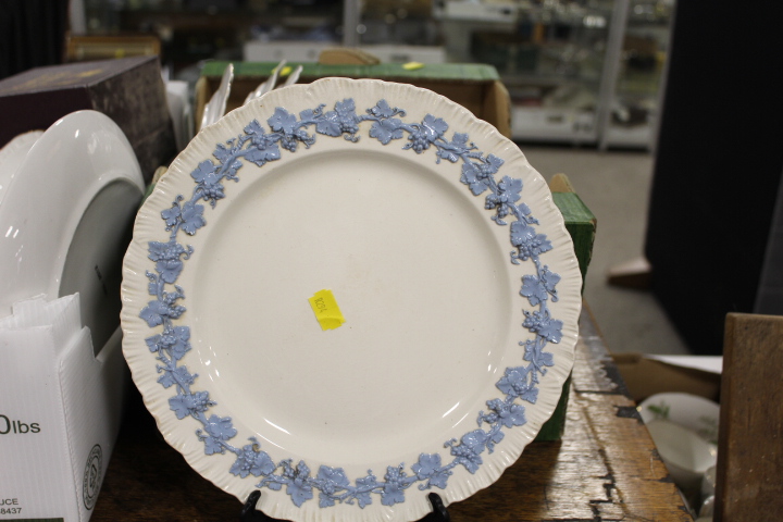 THREE TRAYS OF CERAMICS AND GLASS WARE TO INCLUDE A QUEEN VICTORIA JUBILEE PLATE ETC - Image 3 of 5