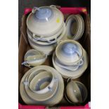 A TRAY OF ART DECO SUSIE COOPER DINNERWARE TO INCLUDE LIDDED TREEN, BOWLS ETC