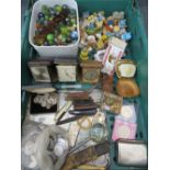 A TRAY OF COLLECTABLES TO INCLUDE VINTAGE COINAGE, TRAVEL CLOCKS, TOKENS, PENKNIVES, TETLEY TEA FOLK