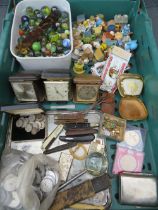 A TRAY OF COLLECTABLES TO INCLUDE VINTAGE COINAGE, TRAVEL CLOCKS, TOKENS, PENKNIVES, TETLEY TEA FOLK