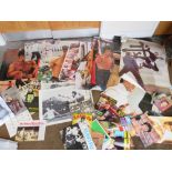 A LARGE SELECTION OF VINTAGE BRUCE LEE EPHEMERA TO INCLUDE POSTERS, MAGAZINES AND CUTTINGS