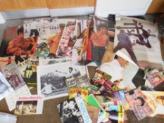 A LARGE SELECTION OF VINTAGE BRUCE LEE EPHEMERA TO INCLUDE POSTERS, MAGAZINES AND CUTTINGS