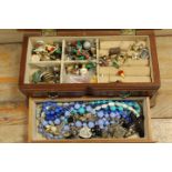 A JEWELLERY BOX AND CONTENTS