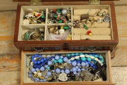 A JEWELLERY BOX AND CONTENTS
