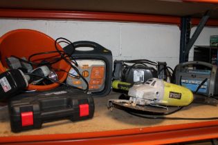 A SELECTION OF POWER TOOLS, TO INCLUDE A BENCH GRINDER, RYOBI DISC CUTTER AND TYRE INFLATORS ETC