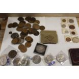 A TIN OF COLLECTABLE COINAGE TO INCLUDE A VICTORIAN CROWN DATED 1900