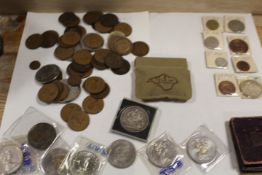 A TIN OF COLLECTABLE COINAGE TO INCLUDE A VICTORIAN CROWN DATED 1900
